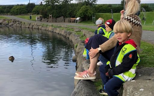 Núvitund á tjarnarbakkanum